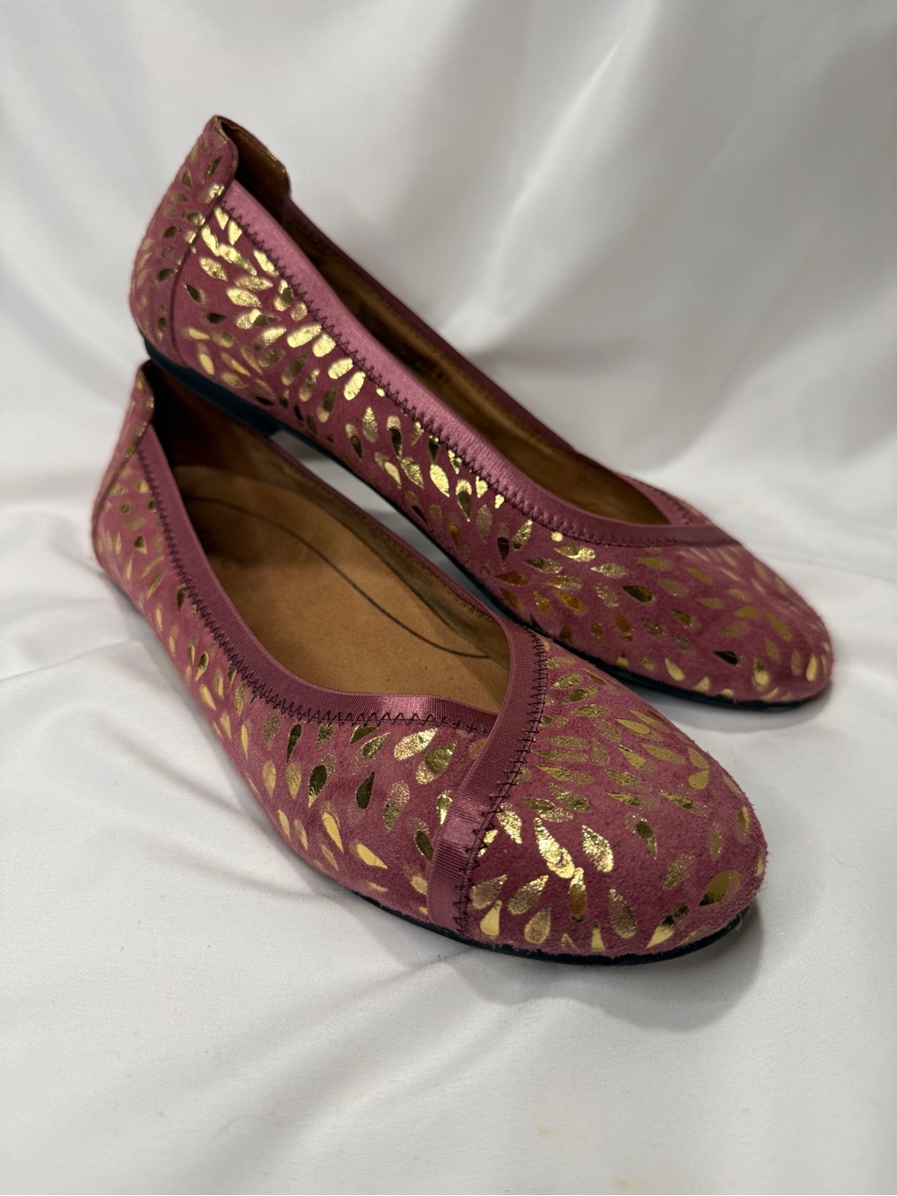 Vionic Mauve Ballet Flats with Gold Leaf Cutout